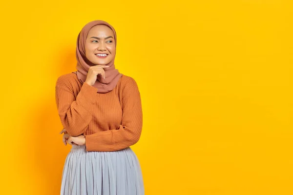 Vacker Ung Asiatisk Kvinna Brun Tröja Och Hijab Ler Tittar — Stockfoto