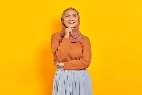 Hermosa Mujer Asiática Joven Suéter Marrón Hijab Sonriendo Mirando Hacia — Foto de Stock