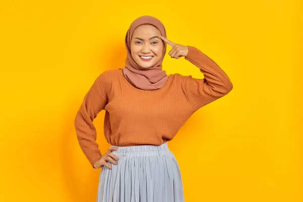 Mulher Asiática Jovem Bonita Camisola Marrom Hijab Sorrindo Olhando Para — Fotografia de Stock