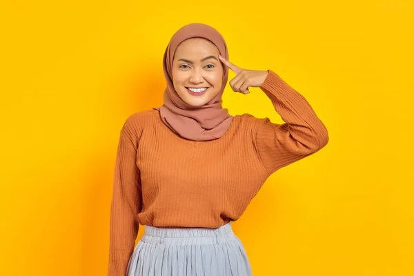 Hermosa Mujer Asiática Joven Suéter Marrón Hijab Sonriendo Mirando Cámara —  Fotos de Stock