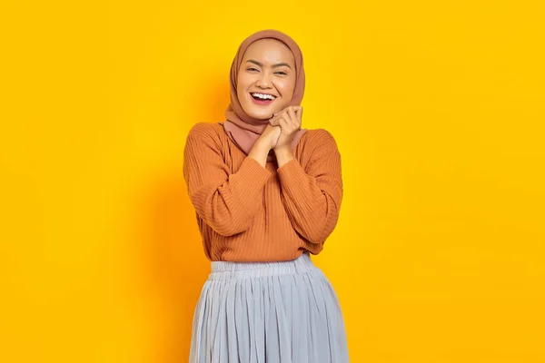 Bella Donna Asiatica Sorridente Maglione Marrone Hijab Strofinare Mani Guardando — Foto Stock