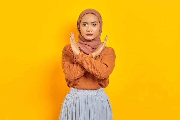 Bella Donna Asiatica Infastidita Maglione Marrone Hijab Mani Incrociate Gesto — Foto Stock