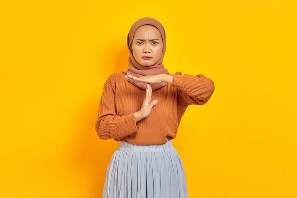 Mulher Asiática Bonita Jovem Camisola Marrom Hijab Mostrando Tempo Fora — Fotografia de Stock
