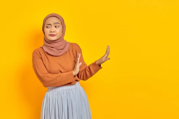 Linda Mulher Asiática Irritado Camisola Marrom Hijab Faz Parar Gesto — Fotografia de Stock