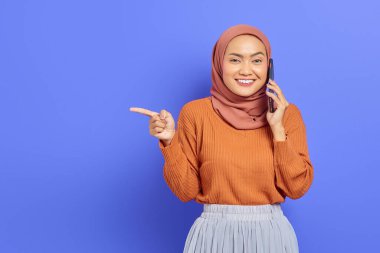 Kahverengi kazaklı, tesettürlü, tesettürlü, tesettürlü, güzel bir Asyalı kadının portresi. İnsanlar İslam dini kavramları