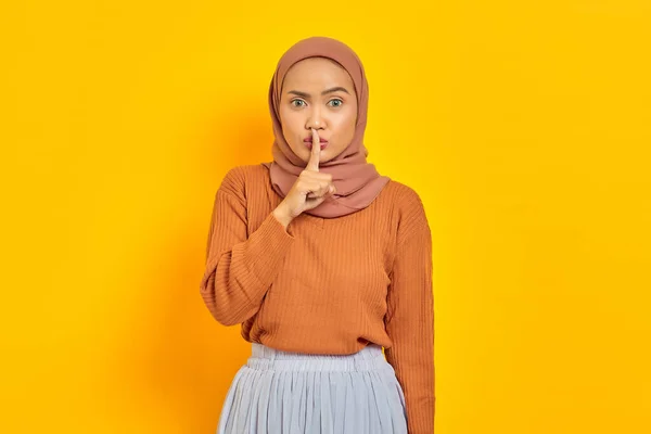 Mulher Asiática Bonita Jovem Camisola Marrom Hijab Mostrando Gesto Silêncio — Fotografia de Stock