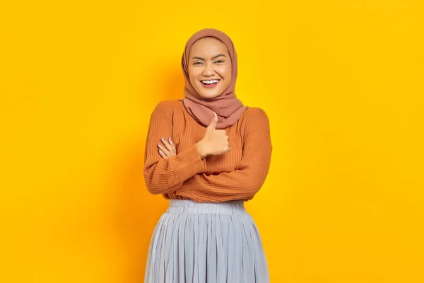 Hermosa Mujer Asiática Sonriente Suéter Marrón Hiyab Mostrando Pulgares Hacia —  Fotos de Stock