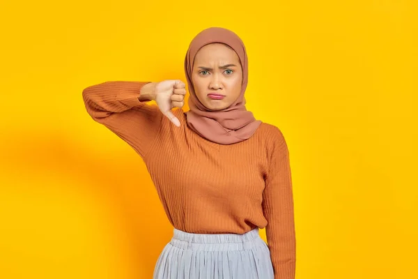 Bella Donna Asiatica Infastidita Maglione Marrone Hijab Mostrando Pollici Verso — Foto Stock