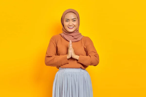 Porträt Einer Lächelnden Jungen Asiatischen Muslimin Braunem Pullover Die Selbstbewusst — Stockfoto