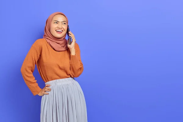 Allegro Bella Donna Asiatica Maglione Marrone Hijab Parlando Sul Telefono — Foto Stock