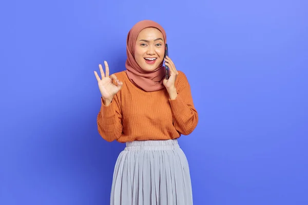 Cheeful Bela Mulher Asiática Camisola Marrom Hijab Falando Telefone Celular — Fotografia de Stock
