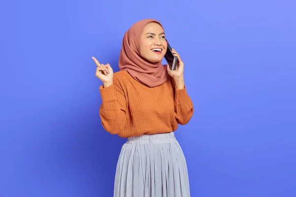 Retrato Hermosa Mujer Asiática Sonriente Suéter Marrón Hijab Sosteniendo Teléfono — Foto de Stock