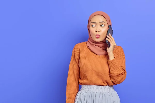Милая Красивая Азиатская Женщина Коричневом Свитере Хиджабе Разговаривает Мобильном Телефоне — стоковое фото
