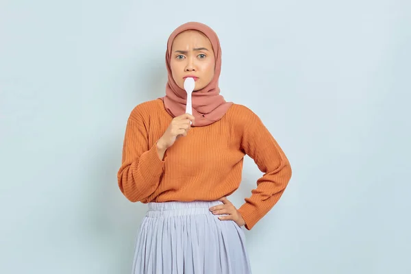 Hermosa Mujer Asiática Suéter Marrón Hijab Cubriéndose Boca Con Cuchara —  Fotos de Stock