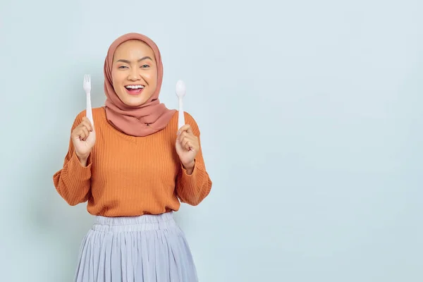 Vrolijke Mooie Aziatische Vrouw Bruine Trui Hijab Houden Vork Lepel — Stockfoto