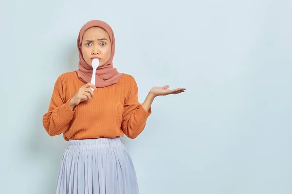 Alegre Bela Mulher Asiática Camisola Marrom Hijab Segurando Colher Mostrando — Fotografia de Stock