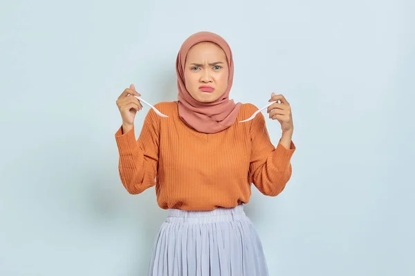 Irritado Jovem Mulher Asiática Camisola Marrom Hijab Segurando Garfo Colher — Fotografia de Stock