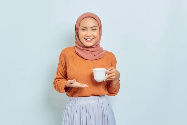 Retrato Una Joven Asiática Sonriente Suéter Marrón Taza Mano Aislada — Foto de Stock