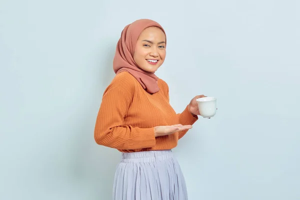 Retrato Una Joven Asiática Sonriente Suéter Marrón Apuntando Taza Con —  Fotos de Stock