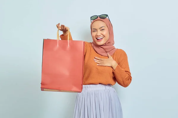 Joyeux Belle Femme Musulmane Asiatique Pull Brun Des Lunettes Montrant — Photo