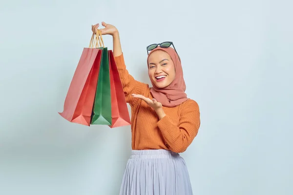 Joyeux Belle Femme Musulmane Asiatique Pull Marron Des Lunettes Montrant — Photo