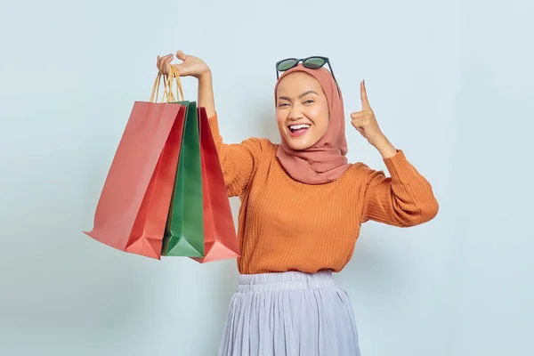 Веселая Красивая Азиатская Мусульманка Коричневом Свитере Очках Держащая Сумку Покупками — стоковое фото