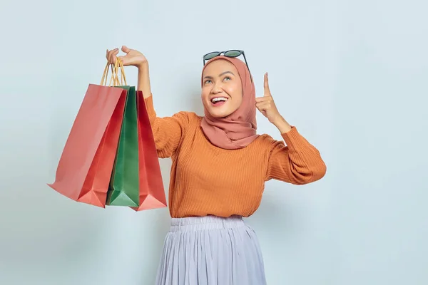 Joyeux Belle Femme Musulmane Asiatique Pull Brun Lunettes Tenant Sac — Photo