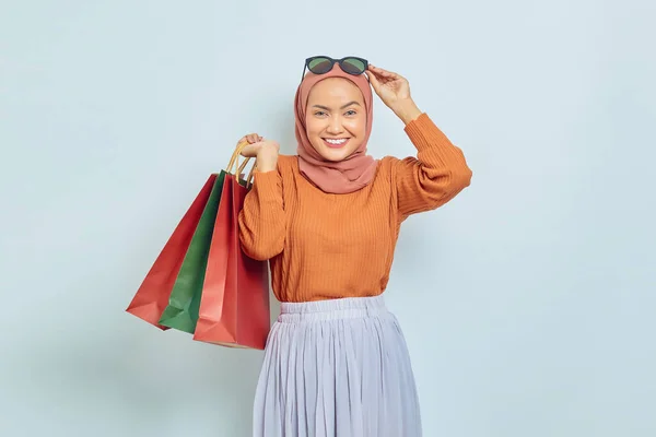 Портрет Возбужденной Молодой Азиатской Мусульманки Коричневых Очках Держащей Пакет Покупками — стоковое фото
