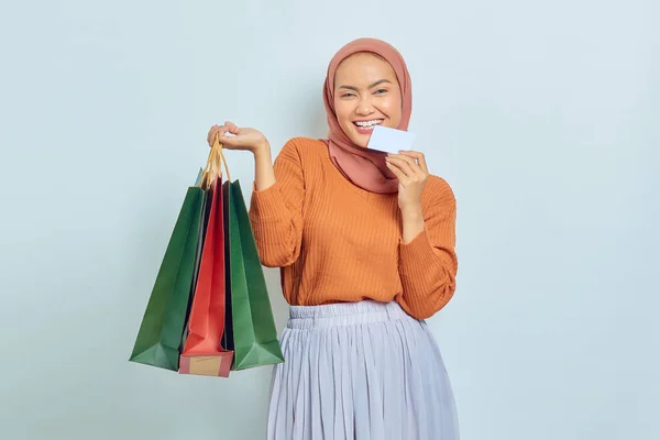 Sorridente Bella Donna Musulmana Asiatica Occhiali Sole Maglione Marrone Hijab — Foto Stock