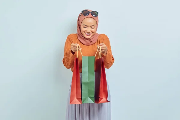 Sorridente Bella Donna Musulmana Asiatica Maglione Marrone Hijab Tenendo Borsa — Foto Stock