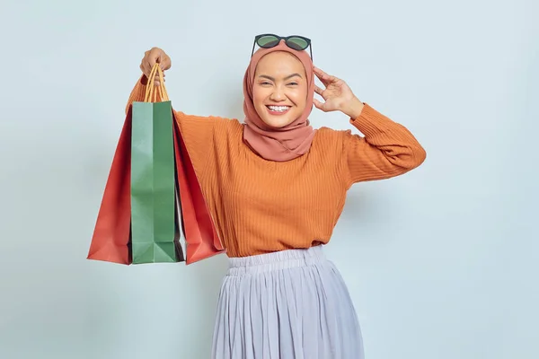 Ritratto Allegra Donna Musulmana Asiatica Maglione Marrone Hijab Con Shopping — Foto Stock