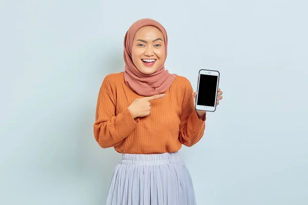 Kahverengi Kazaklı Tesettürlü Asyalı Genç Müslüman Kadın Portresi Beyaz Arka — Stok fotoğraf