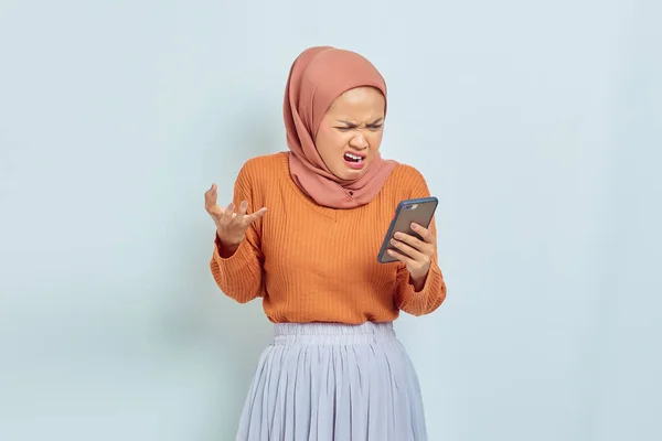 Красивая Азиатская Мусульманка Коричневом Свитере Хиджабе Держит Мобильный Телефон Сердитым — стоковое фото