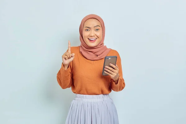 Alegre Hermosa Mujer Musulmana Asiática Suéter Marrón Hijab Sosteniendo Teléfono —  Fotos de Stock