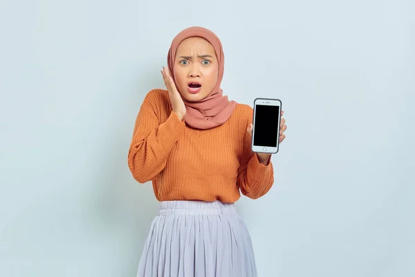 Удивлена Красивая Азиатка Коричневом Свитере Хиджабе Показывая Пустой Экран Мобильного — стоковое фото