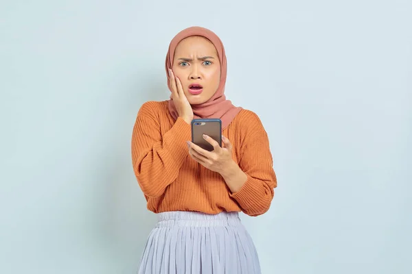 Удивлённая Молодая Азиатская Мусульманка Коричневом Свитере Хиджабе Помощью Мобильного Телефона — стоковое фото