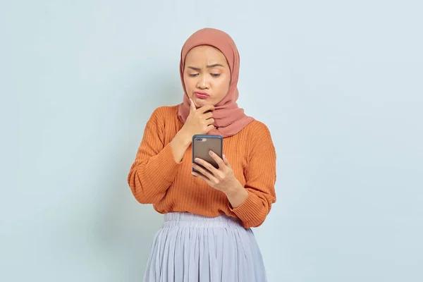 Ritratto Giovane Donna Musulmana Asiatica Pensierosa Hijab Marrone Con Cellulare — Foto Stock