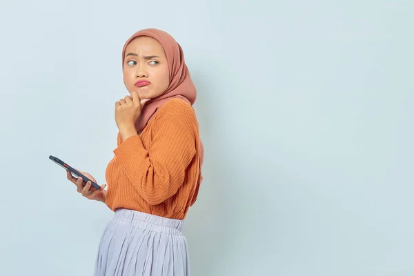 Портрет Задумчивой Молодой Азиатской Мусульманки Коричневом Свитере Хиджабе Использующей Мобильный — стоковое фото