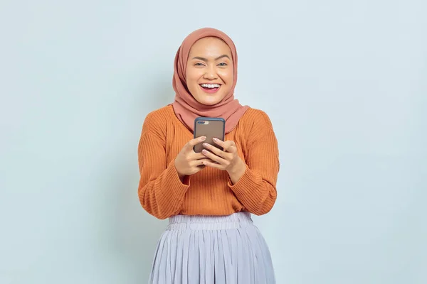 Retrato Sorrir Jovem Mulher Muçulmana Asiática Camisola Marrom Hijab Usando — Fotografia de Stock