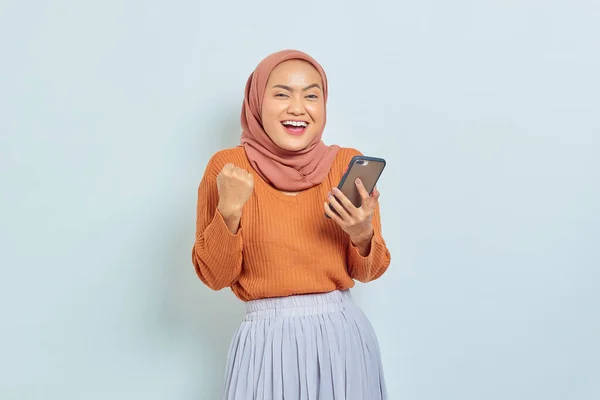 Retrato Alegre Joven Musulmana Asiática Suéter Marrón Hijab Sosteniendo Teléfono —  Fotos de Stock