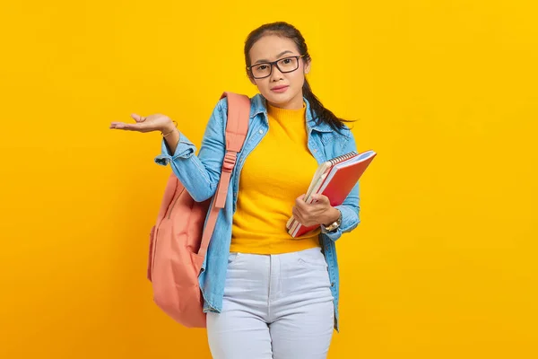 Porträt Einer Verwirrten Jungen Asiatischen Studentin Jeanskleidung Mit Rucksack Notizbuch — Stockfoto