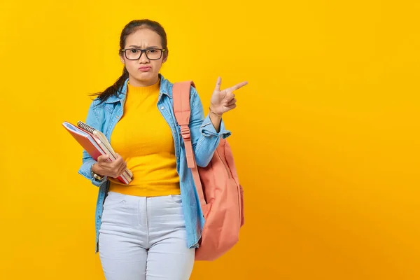 Porträt Einer Verwirrten Jungen Asiatischen Studentin Jeanskleidung Mit Rucksack Notizbuch — Stockfoto
