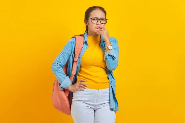 Bella Giovane Studente Asiatico Abito Denim Con Zaino Guardando Seriamente — Foto Stock