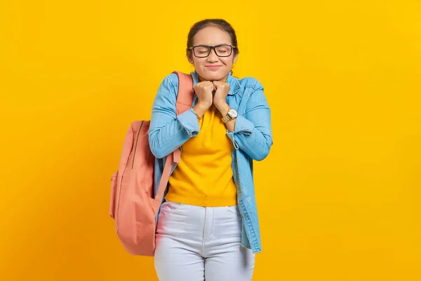 Aufgeregte Junge Asiatische Studentin Jeanskleidung Mit Rucksack Hält Die Hände — Stockfoto