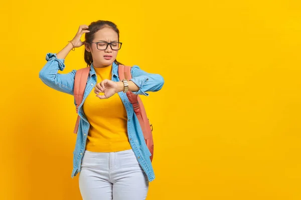 Confuso Giovane Studentessa Asiatica Abito Denim Con Zaino Tempo Controllo — Foto Stock