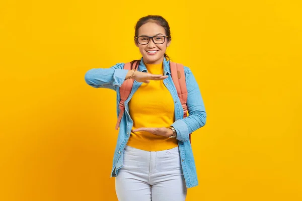 Fröhliche Junge Asiatische Studentin Jeans Outfit Mit Rucksack Zeigt Produkt — Stockfoto