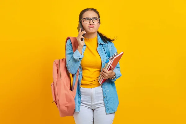 Retrato Confuso Jovem Asiático Estudante Denim Roupas Com Mochila Falando — Fotografia de Stock