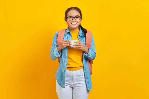 Retrato Sorrir Jovem Estudante Asiática Roupas Jeans Com Mochila Segurando — Fotografia de Stock