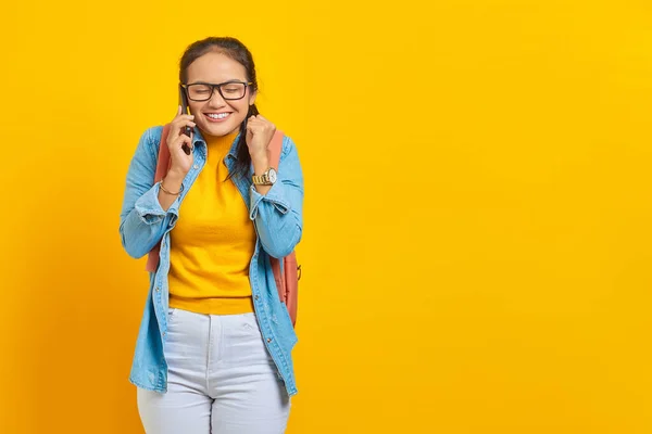 Fröhliche Junge Asiatische Studentin Lässiger Kleidung Mit Rucksack Handy Der — Stockfoto