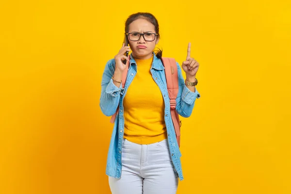 Porträt Einer Verwirrten Jungen Asiatischen Studentin Lässiger Kleidung Mit Rucksack — Stockfoto